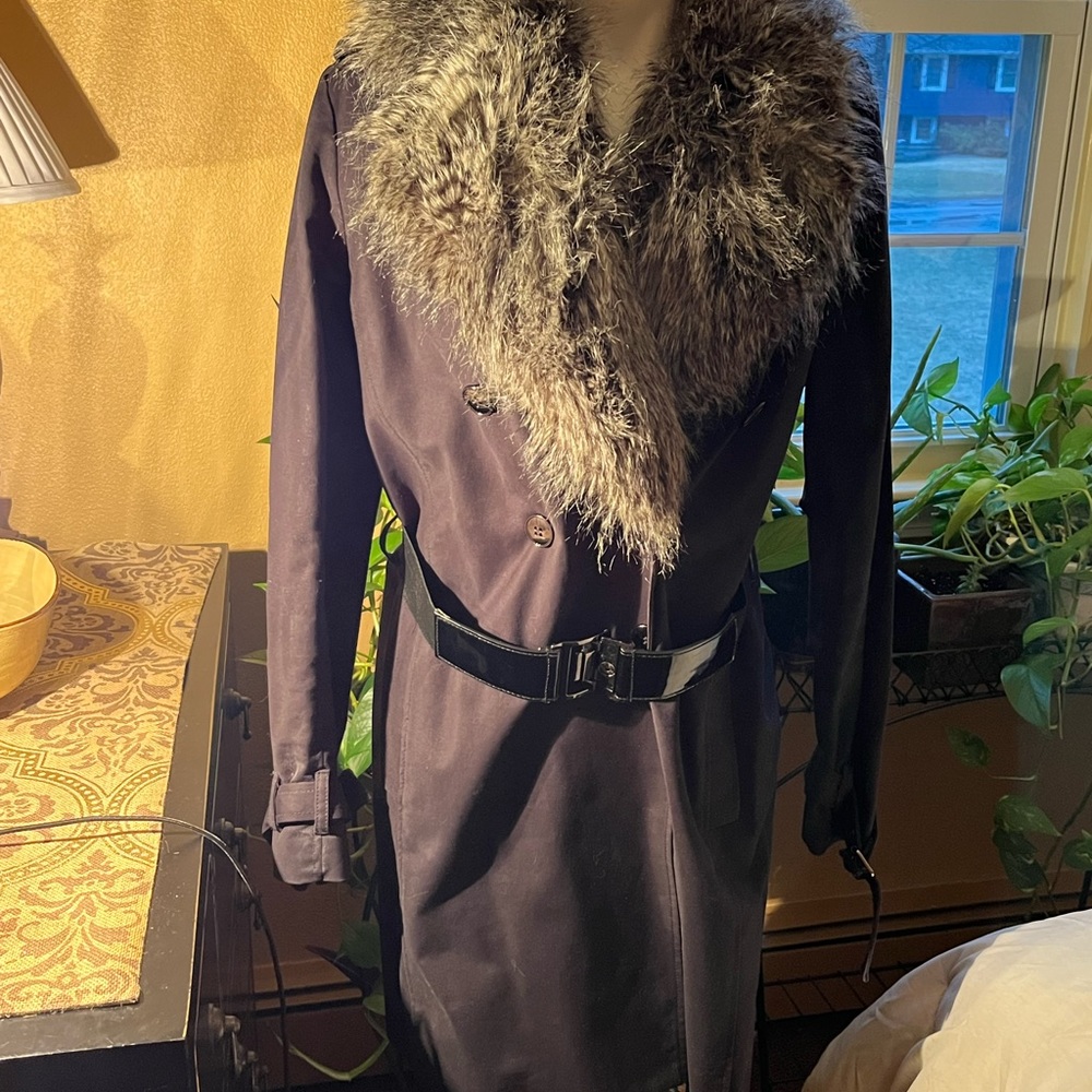 Kenneth Cole trench coat with removable faux fur collar and belt. Rarely worn M